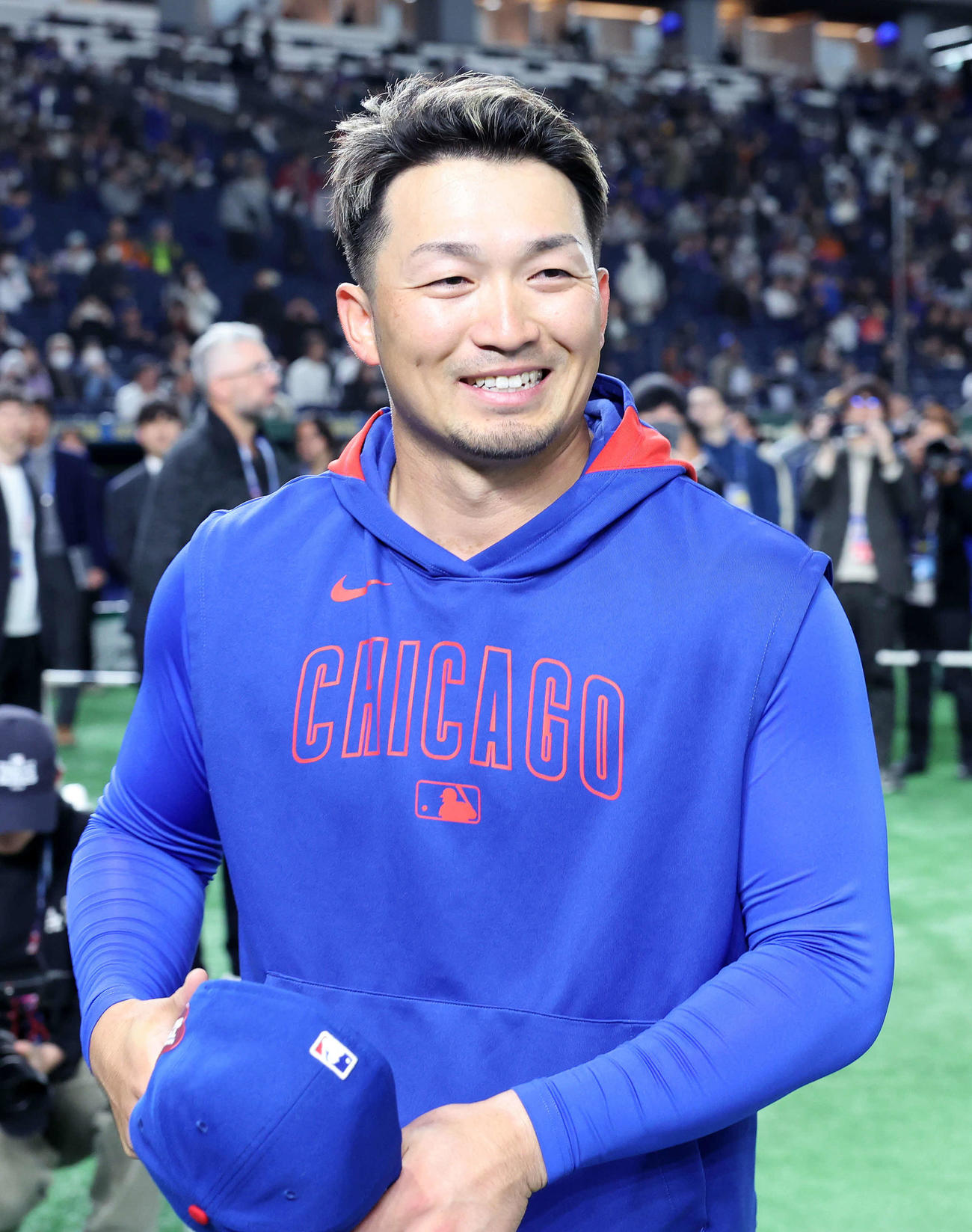 巨人対カブス　試合前、笑顔を見せるカブス鈴木（撮影・鈴木正人）　