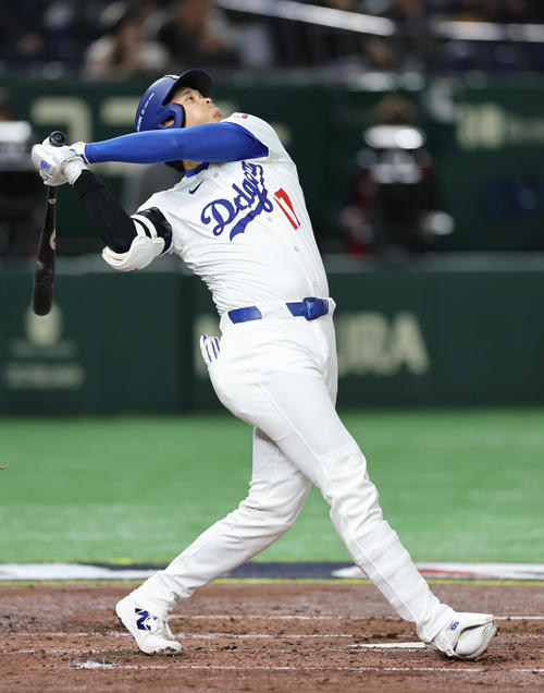 阪神対ドジャース　3回表ドジャース2死、中飛に倒れる大谷（撮影・野上伸悟）