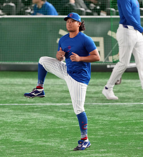 外野でアップをするカブス今永（撮影・たえ見朱実）