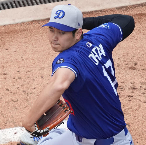 ブルペンで投球練習をする大谷（2025年4月5日撮影）