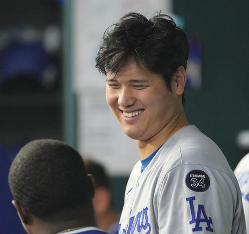 レンジャーズ対ドジャース　試合中、ベンチで笑顔を見せるドジャース大谷（撮影・菅敏）