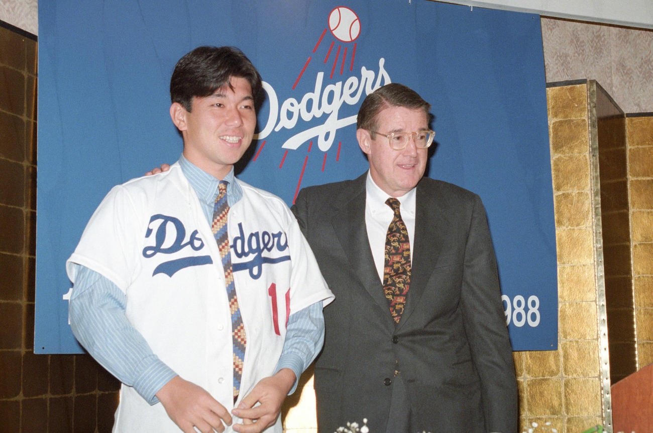95年2月13日、ドジャース入団会見に臨む野茂英雄。右はピーター・オマリー会長