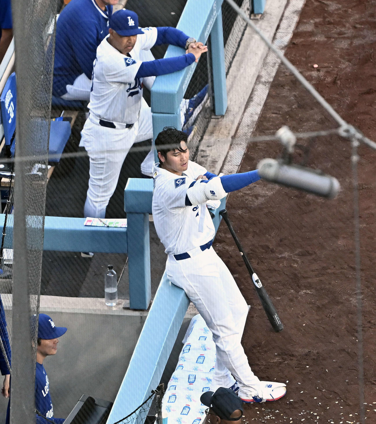 ドジャース対パドレス　1回表を投げ終えたドジャース大谷（右）はベンチ前で打者の準備をする。上は見守るロバーツ監督。下は山本（撮影・滝沢徹郎）