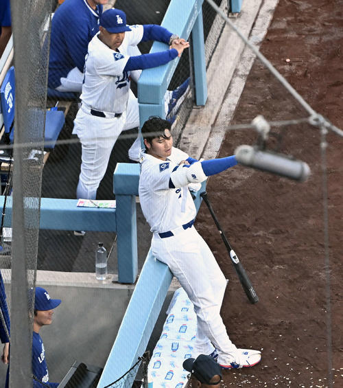 ドジャース対パドレス　1回表を投げ終えたドジャース大谷（右）はベンチ前で打者の準備をする。上は見守るロバーツ監督。下は山本（撮影・滝沢徹郎）