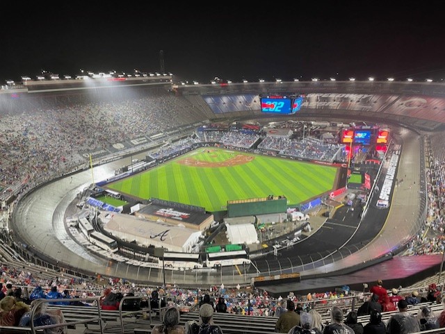 MLBのレッズ－ブレーブスは「スピードウエークラシック」と銘打たれ、自動車のNASCRが行われるサーキット「ブリストル・モータースピードウエー」で8月2日に行われた。観客は公式戦最多の9万1032人だった（福島良一氏提供）