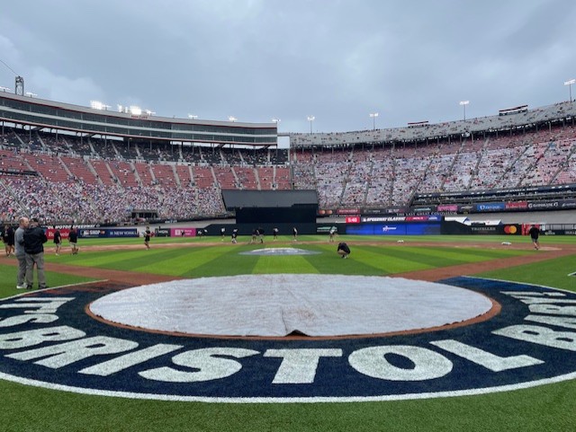 MLBのレッズ－ブレーブスは「スピードウエークラシック」と銘打たれ、自動車のNASCRが行われるサーキット「ブリストル・モータースピードウエー」で8月2日に行われた。観客は公式戦最多の9万1032人だった（福島良一氏提供）