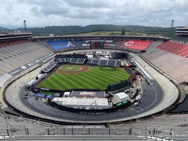 MLBのレッズ－ブレーブスは「スピードウエークラシック」と銘打たれ、自動車のNASCRが行われるサーキット「ブリストル・モータースピードウエー」で8月2日に行われた。観客は公式戦最多の9万1032人だった（福島良一氏提供）