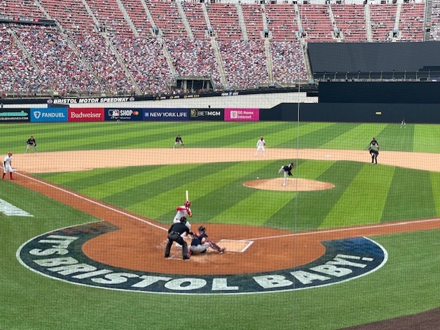 MLBのレッズ－ブレーブスは「スピードウエークラシック」と銘打たれ、自動車のNASCRが行われるサーキット「ブリストル・モータースピードウエー」で8月2日に行われた。観客は公式戦最多の9万1032人だった（福島良一氏提供）