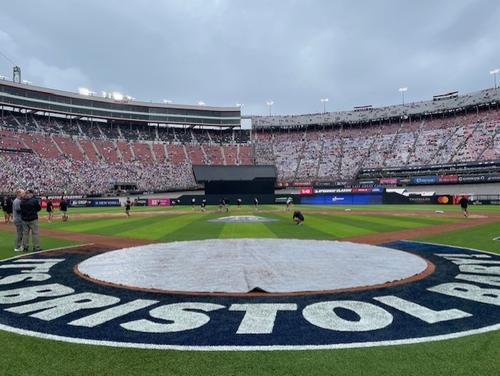 MLBのレッズ－ブレーブスは「スピードウエークラシック」と銘打たれ、自動車のNASCRが行われるサーキット「ブリストル・モータースピードウエー」で8月2日に行われた。観客は公式戦最多の9万1032人だった（福島良一氏提供）