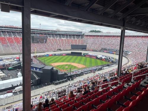 MLBのレッズ－ブレーブスは「スピードウエークラシック」と銘打たれ、自動車のNASCRが行われるサーキット「ブリストル・モータースピードウエー」で8月2日に行われた。観客は公式戦最多の9万1032人だった（福島良一氏提供）