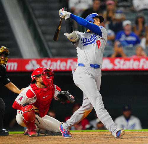 本塁打を放つ大谷翔平（2025年8月11日撮影）