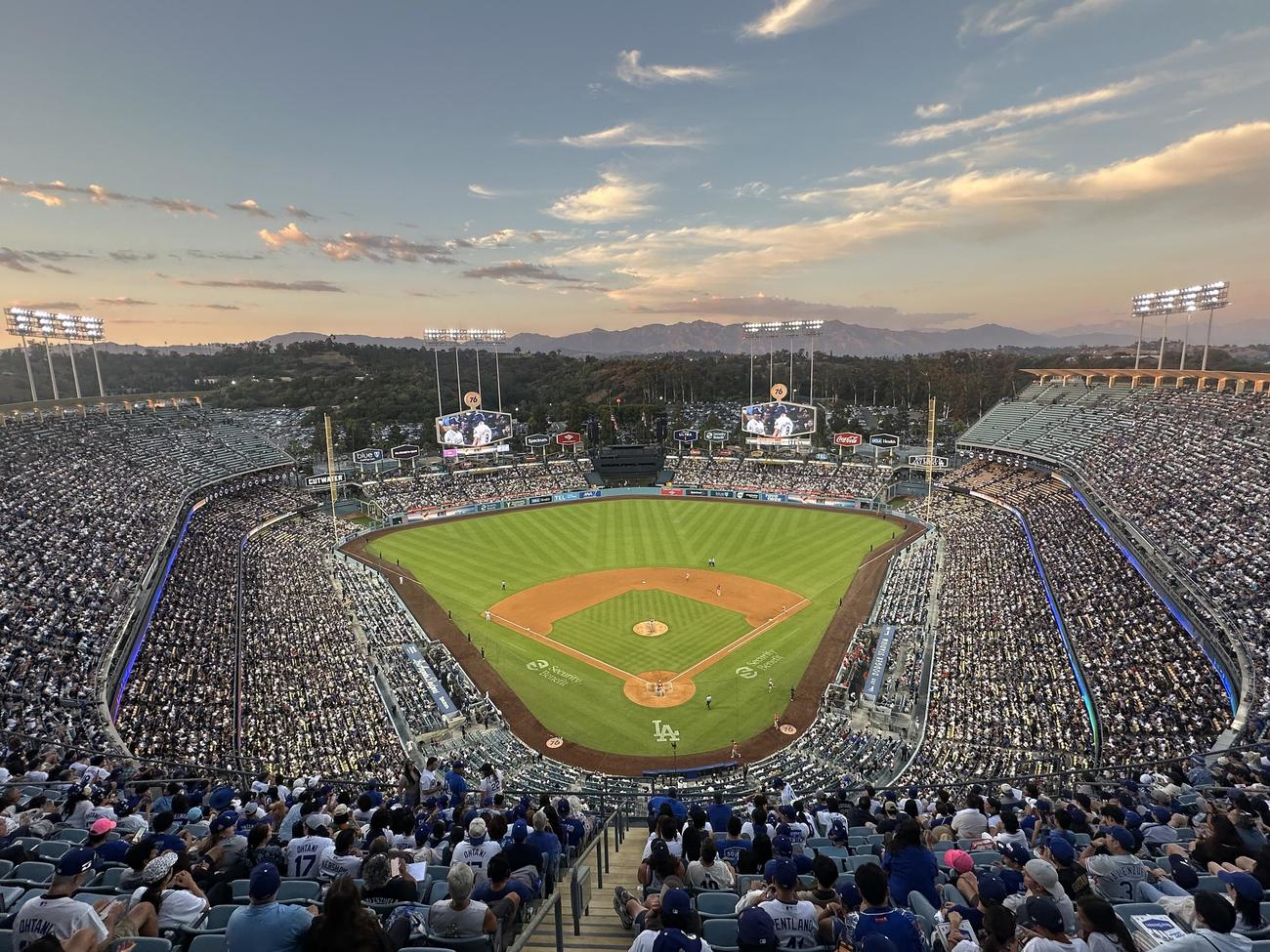 ドジャース対レッズ　盛り上がるドジャースタジアム（2025年8月27日撮影）