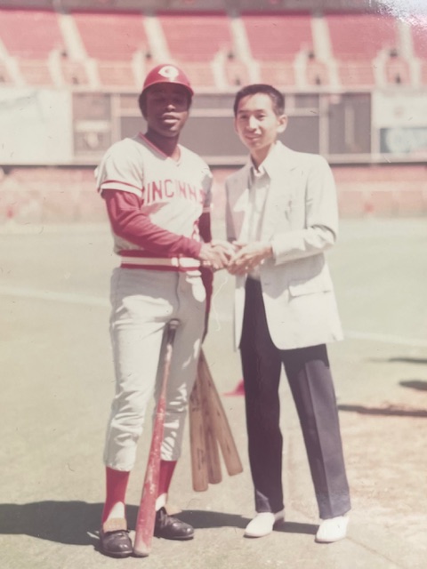 ドジャース大谷翔平の前に唯一、2年連続でリーグMVPとワールドシリーズ連覇を達成していたレッズのジョー・モーガン内野手（左）と福島良一さん