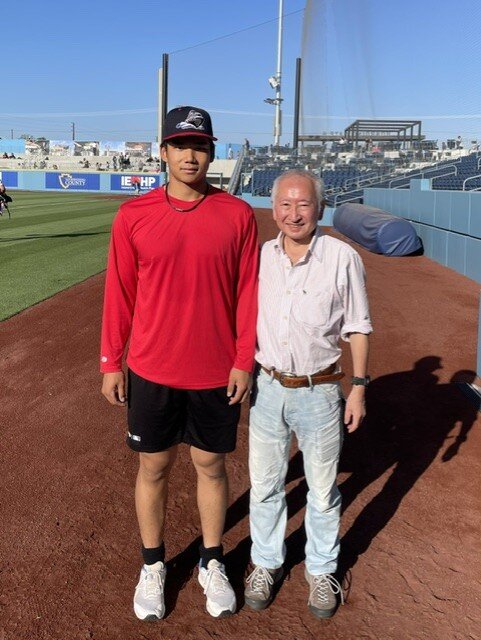 アスレチックス傘下1Aでプレーする森井翔太郎内野手（左）と福島良一さん