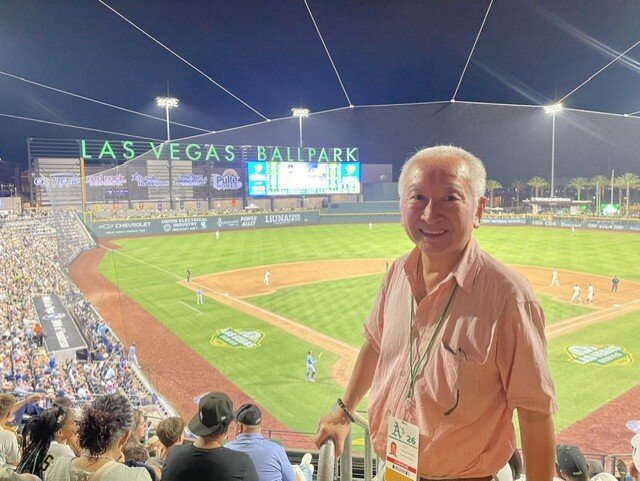 ラスベガス・ボールパークを視察した大リーグ研究家・福島良一さん（福島良一さん提供）