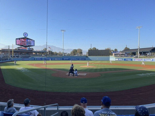MLB研究家の福島良一さんがロサンゼルス近郊のドジャース1Aオンタリオ・タワーバザーズを訪問。本拠地ONTフィールドは電光掲示版がドジャースタジアムに似せて六角形となっている（福島氏提供）