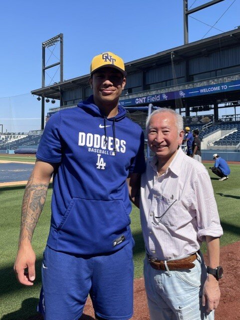 MLB研究家の福島良一さんがロサンゼルス近郊のドジャース1Aオンタリオ・タワーバザーズを訪問。チームきっての人気を誇る台湾出身の柯敬賢外野手（左）と福島氏（福島氏提供）