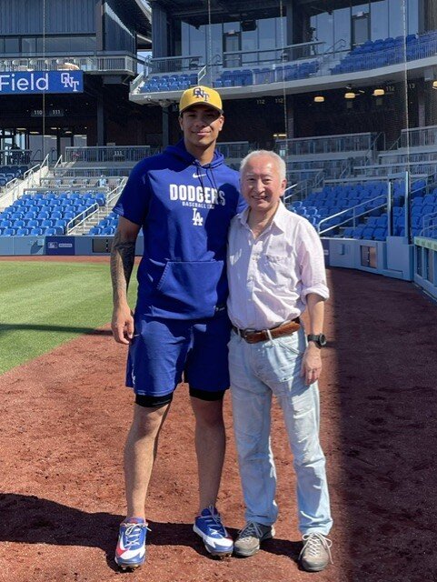MLB研究家の福島良一さんがロサンゼルス近郊のドジャース1Aオンタリオ・タワーバザーズを訪問。チームきっての人気を誇る台湾出身の柯敬賢外野手（左）と福島氏（福島氏提供）