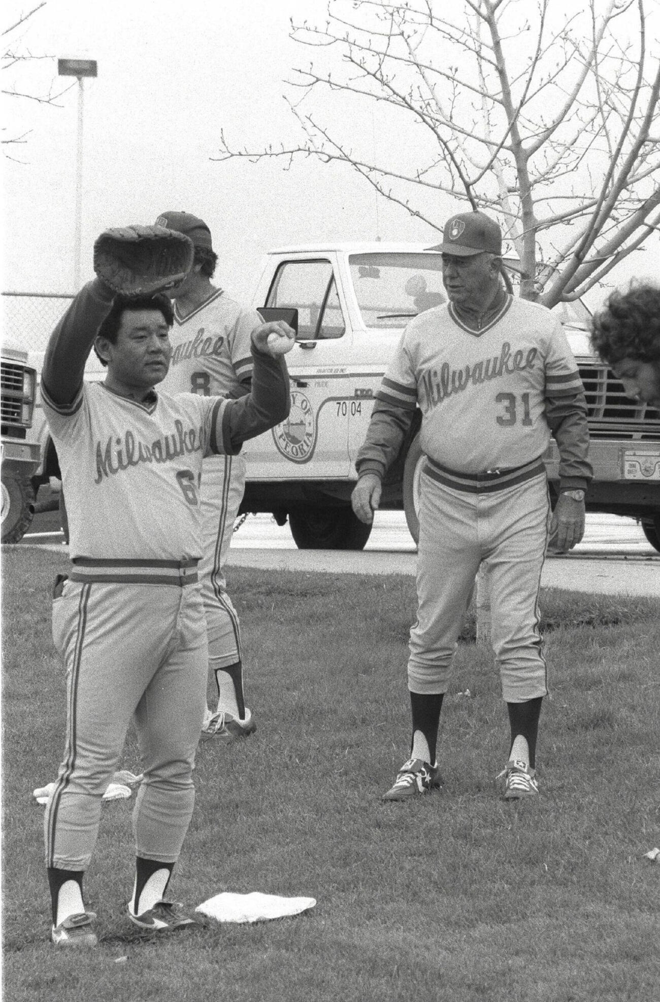 ブルワーズキャンプで監督（右）の見守る前でキャッチボールする江夏豊（1985年撮影）
