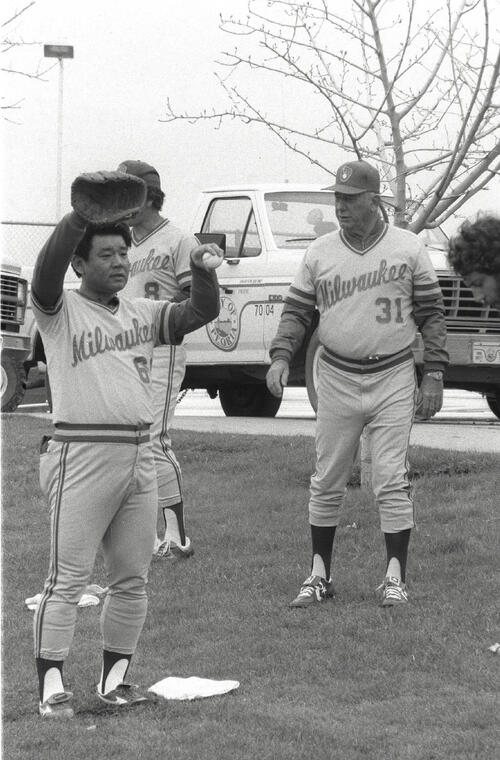 ブルワーズキャンプで監督（右）の見守る前でキャッチボールする江夏豊（1985年撮影）