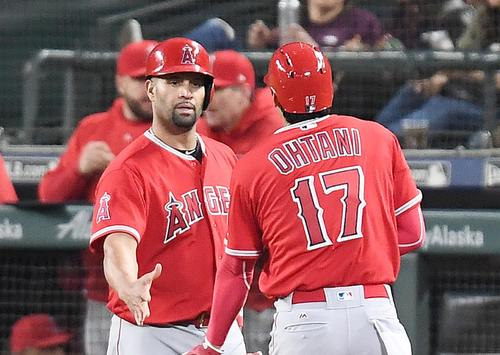 18年5月4日、マリナーズ対エンゼルス　適時二塁打を放ったエンゼルス大谷を迎えるプホルス（撮影・菅敏）