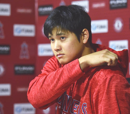 右肘の手術について話すエンゼルス大谷（撮影・菅敏）