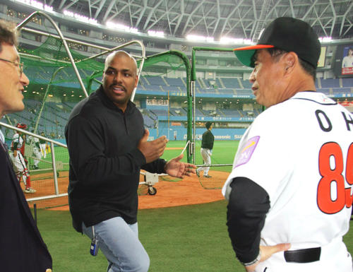 04年11月10日、日米野球、試合前ダイエー王監督と語り合うボビー・ボニーヤ氏