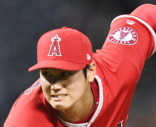 力投するエンゼルス大谷翔平の左袖にマジェスティックのロゴが見える（18年6月6日撮影）