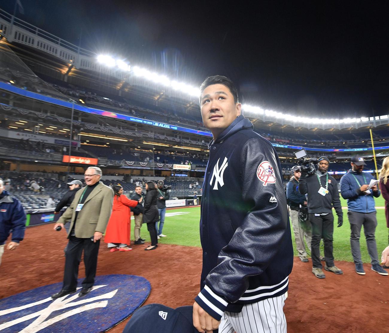 リーグ優勝決定戦シリーズ進出に王手をかけ、勝利投手のヤンキース田中は、まい夫人らがいるスタンドを見上げながら引き揚げる（19年10月5日撮影）