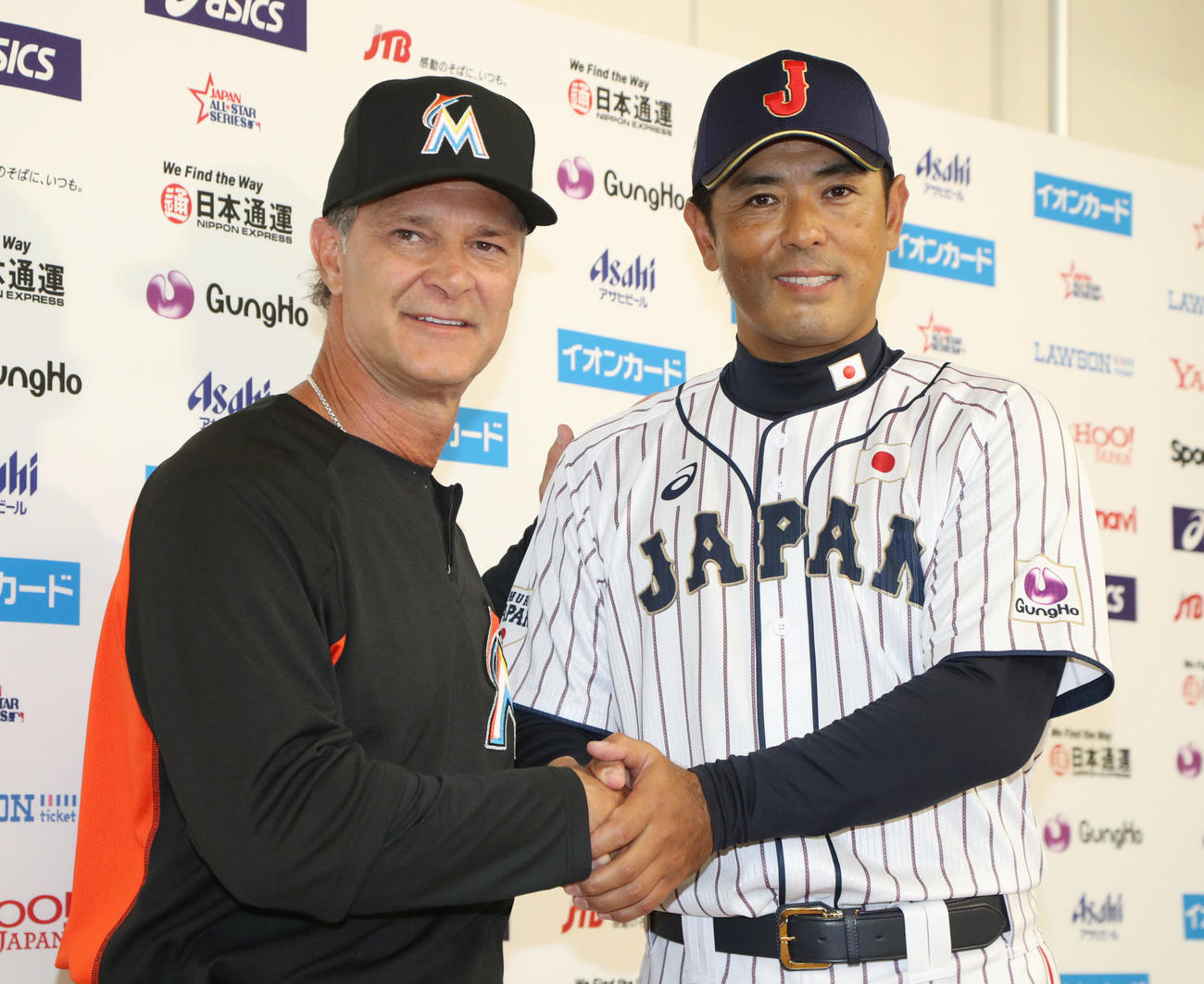 日米野球で来日し、稲葉監督（右）と握手するマッティングリー監督（2018年11月撮影）