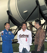 野口聡一さん（左）、若田光一さん（右）と談笑する松井稼内野手（共同）