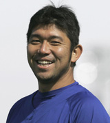 ３年ぶりのメジャー復帰へスタートを切り、笑顔を見せる野茂（ＡＰ）