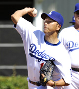 ブルペンで投球練習をするドジャース黒田（共同）