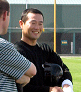 球団広報（左）と笑顔で話す桑田（共同）