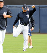 キャンプインをしたヤンキースの松井は、念入りにストレッチ（撮影・菅敏）