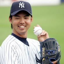 今季の写真撮影会に参加し、笑顔でポーズをとるヤンキース井川(撮影・菅敏)