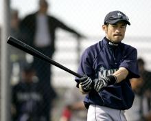 練習の準備をするマリナーズ・イチロー（ＡＰ＝共同）