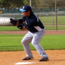 入念にバント練習するレイズ岩村（撮影・千葉修宏）
