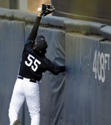 ヤ軍松井は、フェンス際のボールにジャンプするも捕球できず（撮影・菅敏）