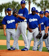 ド軍斎藤（左端）と黒田は守備練習をこなす（撮影・高宮憲治）