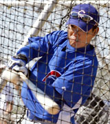 フリー打撃でザンブラノ投手と対戦するカブス福留（共同）