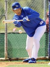 オープン戦初登板前日、バント練習をするドジャース黒田（共同）