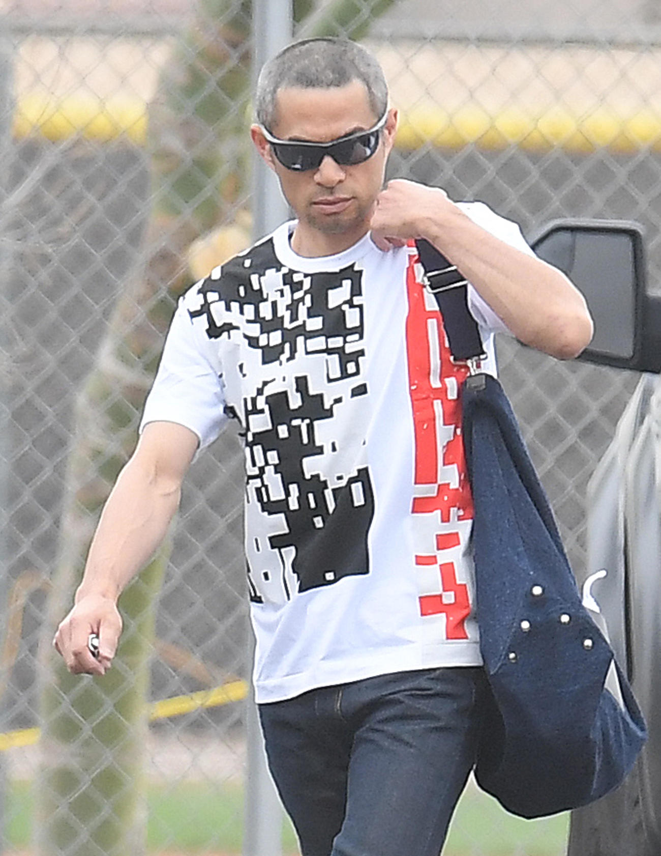 ファッショナブルなＴシャツを着てキャンプ地の施設に入るイチロー（撮影・菅敏）