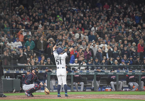 マリナーズ対インディアンス　３回裏マリナーズ無死、大歓声を受けながら打席で構えるイチロー（撮影・菅敏）