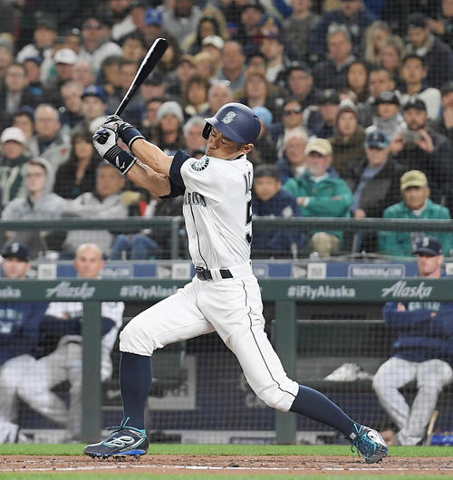 マリナーズ対インディアンス　５回裏マリナーズ２死二塁、空振り三振に倒れるイチロー（撮影・菅敏）