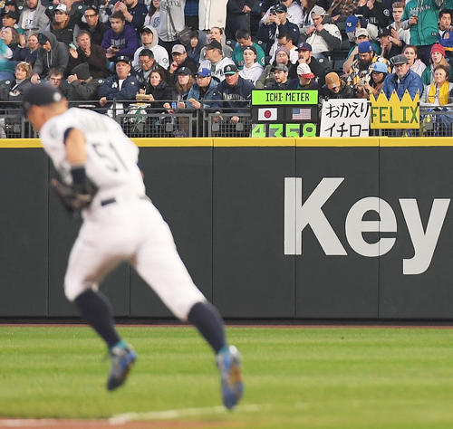 インディアンスとの開幕戦の初回、イチメーターを横目に守備位置に就くイチロー撮影・菅敏）