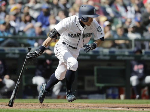 ３回、内野安打を放つイチロー（ＡＰ）