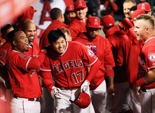 メジャー初本塁打を放ち、チームメートに祝福されるエンゼルス大谷（１７）（共同）