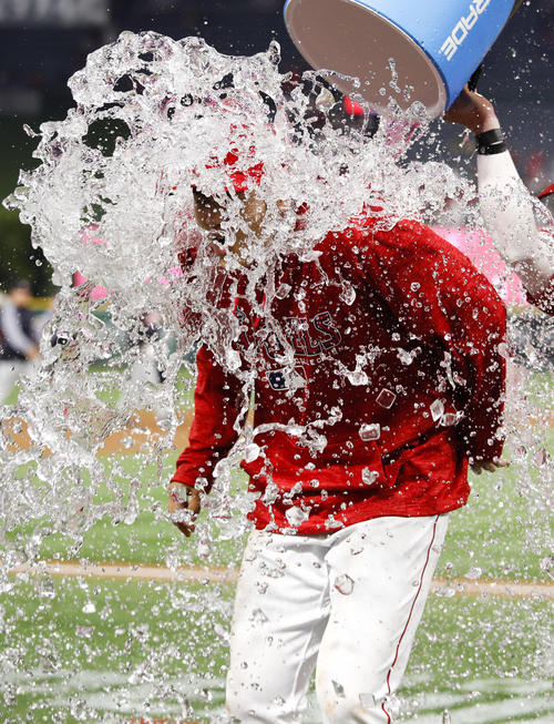 試合後のインタビュー前にカルフーンに水を豪快にぶっかけられた大谷（ＡＰ）