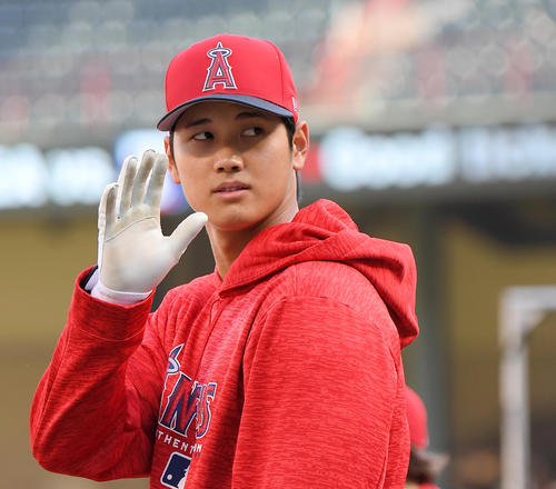 ファンの声援に手を振って応えるエンゼルス大谷（撮影・菅敏）
